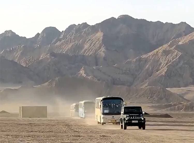 चीन की चालः भारतीय सीमा के पास पहुंचाए हजारों सैनिक, टैंक...देखिए तस्वीरें