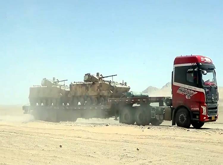चीन की चालः भारतीय सीमा के पास पहुंचाए हजारों सैनिक, टैंक...देखिए तस्वीरें