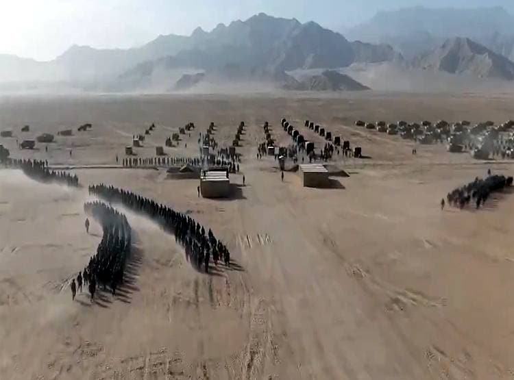 चीन की चालः भारतीय सीमा के पास पहुंचाए हजारों सैनिक, टैंक...देखिए तस्वीरें