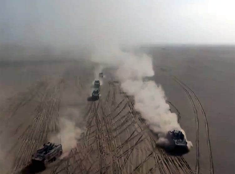 चीन की चालः भारतीय सीमा के पास पहुंचाए हजारों सैनिक, टैंक...देखिए तस्वीरें