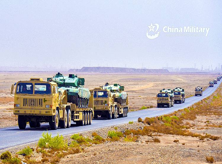 चीन की चालः भारतीय सीमा के पास पहुंचाए हजारों सैनिक, टैंक...देखिए तस्वीरें