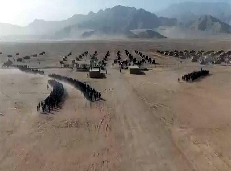 चीन की चालः भारतीय सीमा के पास पहुंचाए हजारों सैनिक, टैंक...देखिए तस्वीरें