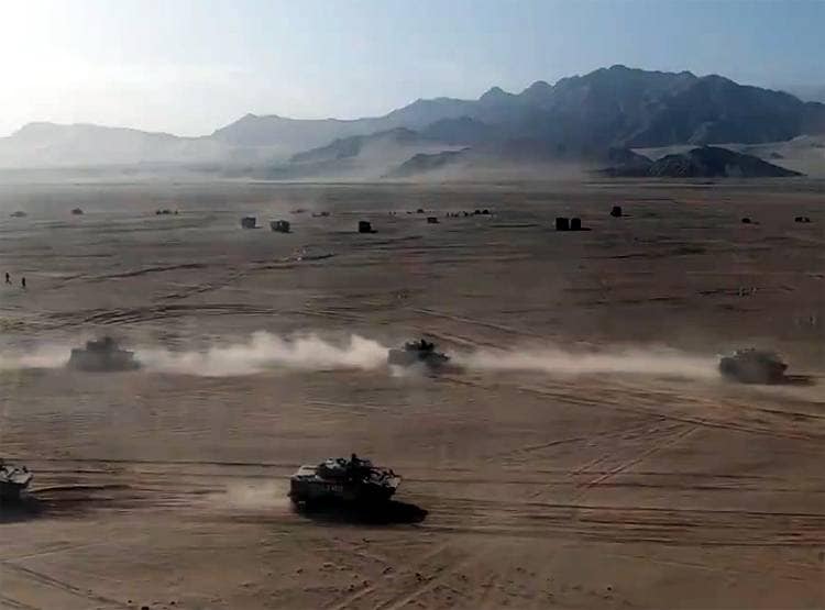 चीन की चालः भारतीय सीमा के पास पहुंचाए हजारों सैनिक, टैंक...देखिए तस्वीरें