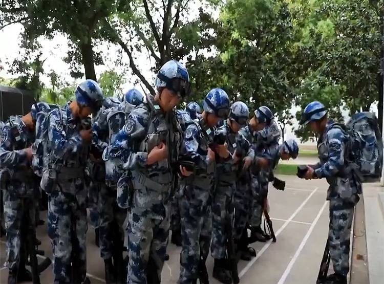 चीन की चालः भारतीय सीमा के पास पहुंचाए हजारों सैनिक, टैंक...देखिए तस्वीरें