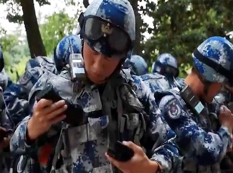 चीन की चालः भारतीय सीमा के पास पहुंचाए हजारों सैनिक, टैंक...देखिए तस्वीरें