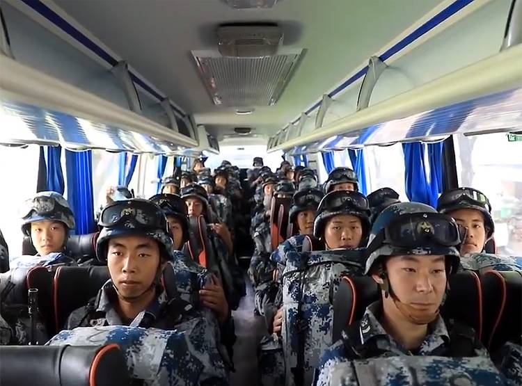 चीन की चालः भारतीय सीमा के पास पहुंचाए हजारों सैनिक, टैंक...देखिए तस्वीरें