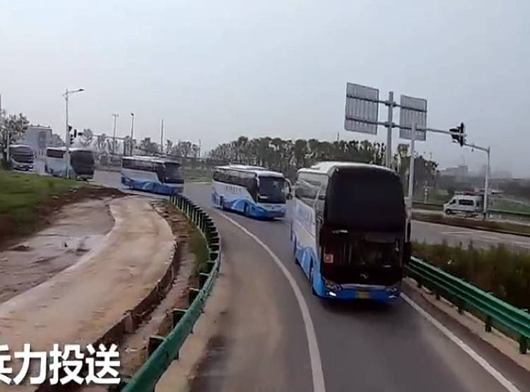 चीन की चालः भारतीय सीमा के पास पहुंचाए हजारों सैनिक, टैंक...देखिए तस्वीरें