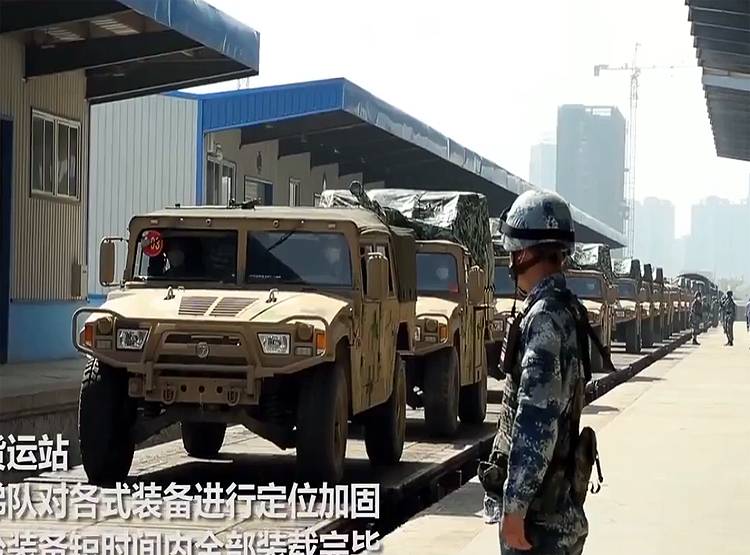 चीन की चालः भारतीय सीमा के पास पहुंचाए हजारों सैनिक, टैंक...देखिए तस्वीरें