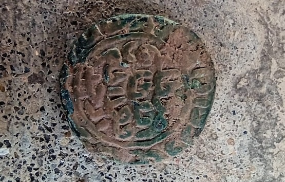 खुदाई के वक्त बड़े पत्थर के नीचे मिली मटकी, फूटी तो मिले बेशकीमती सिक्के