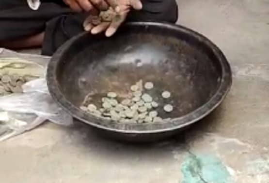 खुदाई के वक्त बड़े पत्थर के नीचे मिली मटकी, फूटी तो मिले बेशकीमती सिक्के