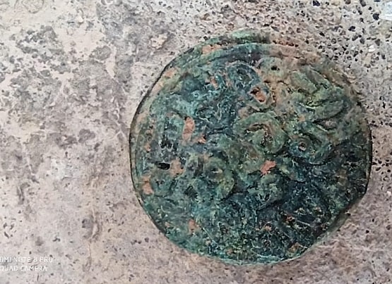 खुदाई के वक्त बड़े पत्थर के नीचे मिली मटकी, फूटी तो मिले बेशकीमती सिक्के