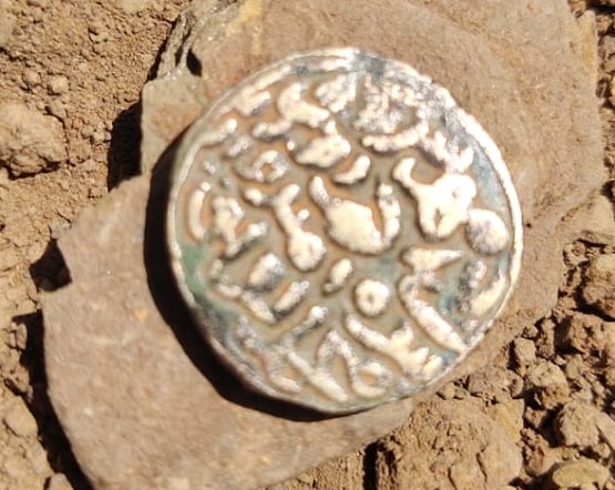 खुदाई के वक्त बड़े पत्थर के नीचे मिली मटकी, फूटी तो मिले बेशकीमती सिक्के