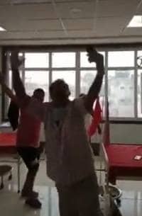 कोरोना वार्ड से डिस्चार्ज हुए मरीज, सपना चौधरी के गाने पर लगाए ठुमके