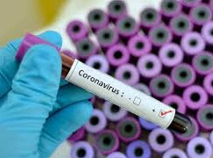 हाथ चूमकर 'इलाज' करने वाले बाबा की कोरोना से मौत, 29 भक्त भी पॉजिटिव