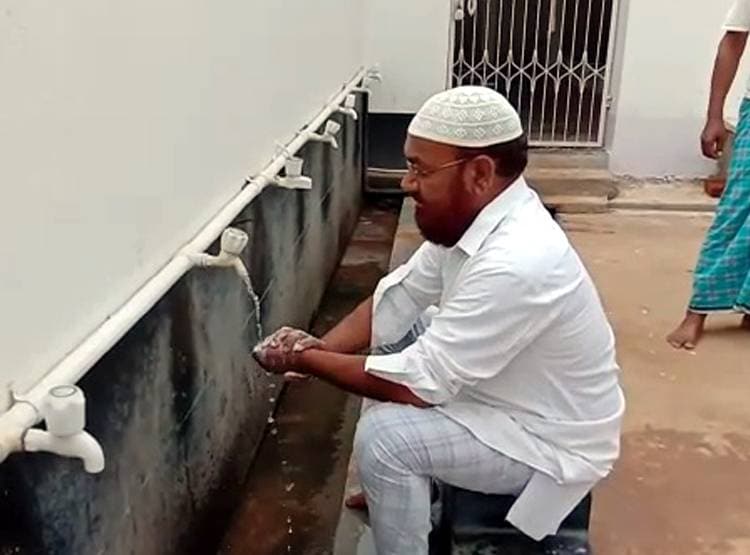 सैनिटाइजर के खिलाफ जारी हुआ फतवा, बताया इस्लाम के खिलाफ