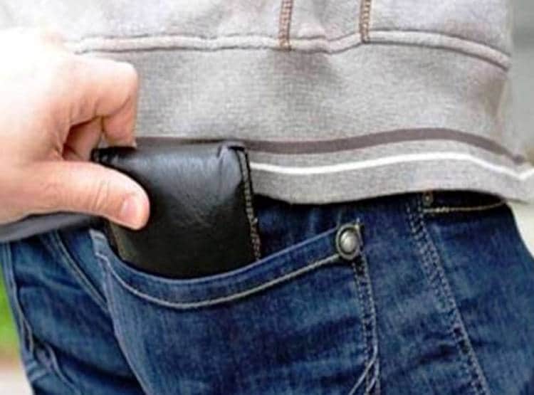 मौत के बाद कोरोना मरीज की कटी जेब, अस्पताल से मोबाइल-पर्स हुए गायब