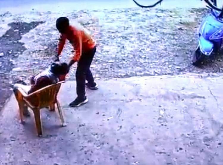 कुर्सी पर बैठे-बैठे सेकंडों में मौत, सीसीटीवी में कैद हुई घटना