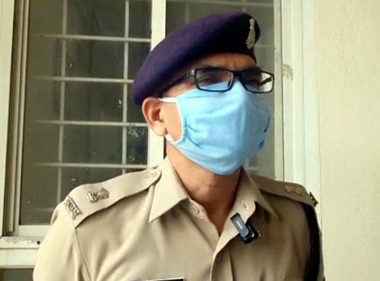 कुर्सी पर बैठे-बैठे सेकंडों में मौत, सीसीटीवी में कैद हुई घटना