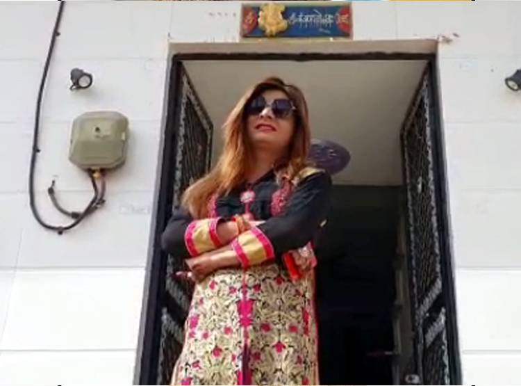 मेल स्टेज डांसर से दीपक का ऊबा मन तो कराया जेंडर चेंज, अब बना 'दीपिका'