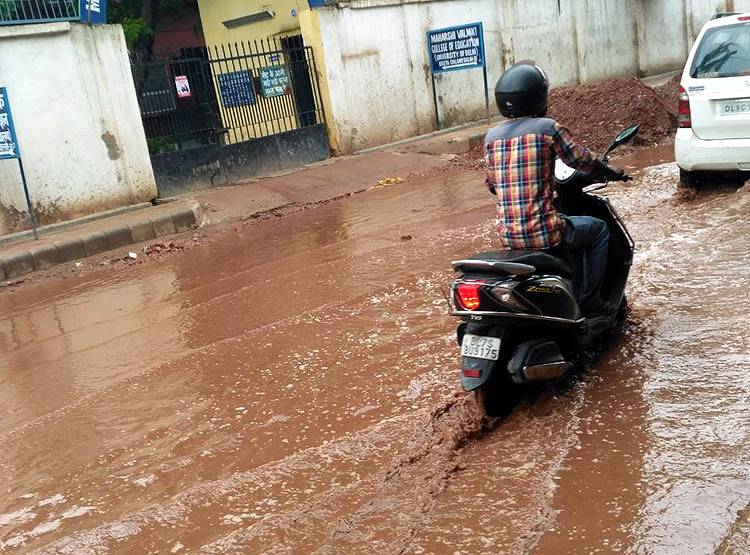 बारिश में कैसा होगा कोरोना का हाल, जानिए क्या कहते हैं एक्सपर्ट