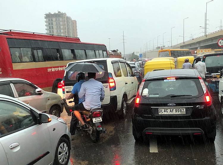 बारिश में कैसा होगा कोरोना का हाल, जानिए क्या कहते हैं एक्सपर्ट