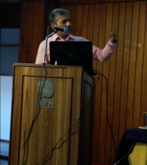 नौकरी के आखिरी दिन दफ्तर के फर्श पर सोए IPS अधिकारी, तस्वीर वायरल