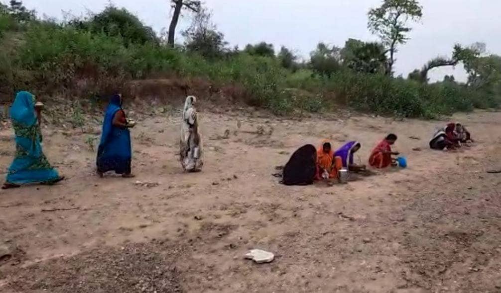 कोरोना पर फैला अंधविश्वास, वायरस भगाने के लिए महिलाओं ने की पूजा