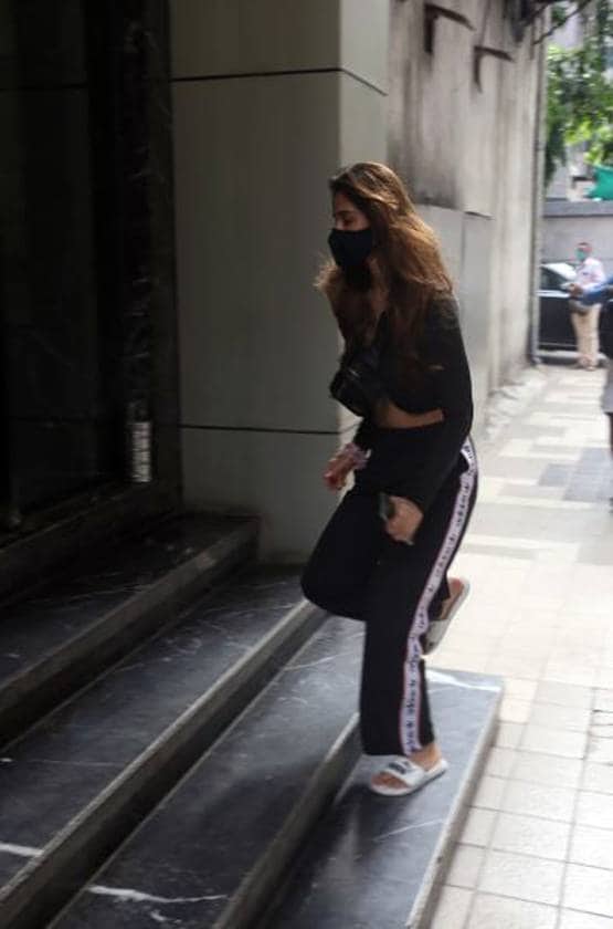 PHOTOS: मास्क लगाकर निकले अन‍िल कपूर, ग्रॉसरी शॉपिंग पर अदा शर्मा