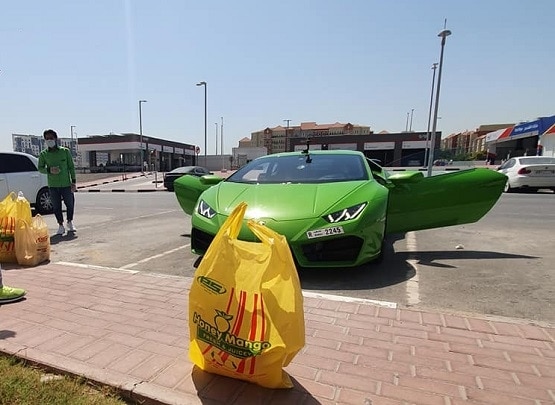 यहां करोड़ों की लैम्बोर्गिनी कार से डिलीवर होता है आम, मिलती है फ्री राइड