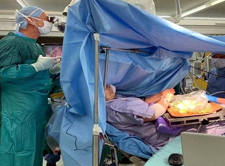 डॉक्टर करते रहे दिमाग की सर्जरी, महिला मरीज बनाती रही पकौड़े