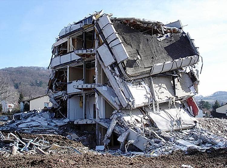 सड़क या बाजार में हैं, ऐसे में आ जाए भूकंप, तो इन तरीकों से बचाएं जान