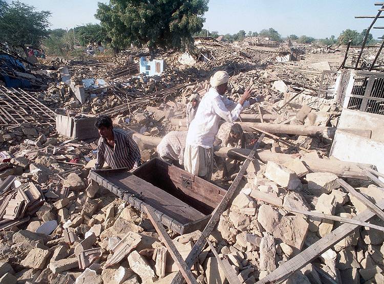 सड़क या बाजार में हैं, ऐसे में आ जाए भूकंप, तो इन तरीकों से बचाएं जान