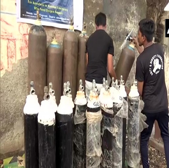 कोरोना मरीजों के लिए बेची SUV, ऑक्सीजन सिलेंडर देकर कर रहे मदद