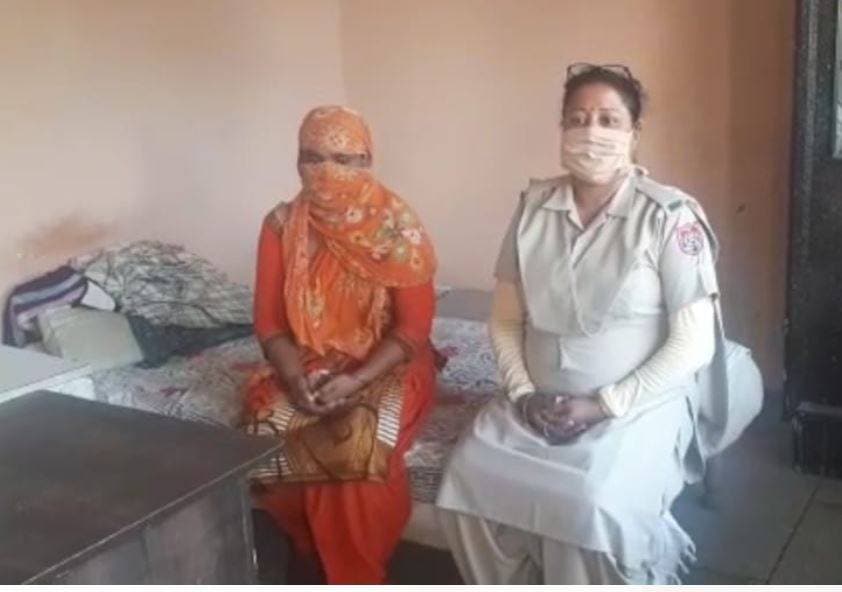 प्रेमी के साथ भाग न जाए लड़की, इसलिए घरवालों ने जंजीर से बांधा