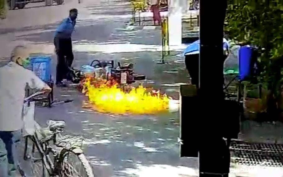 गुजरात: बाइक सैनिटाइज करवा रहा था कर्मचारी, अचानक लग गई आग