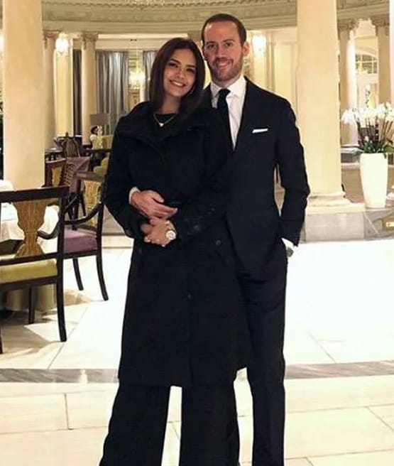 ईशा गुप्ता ने किया परफेक्ट हैंडस्टैंड, योग कर फैन्स को कर रहीं प्रेरित