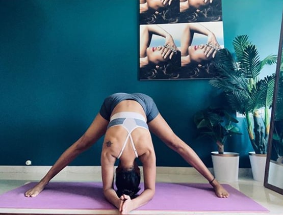 ईशा गुप्ता ने किया परफेक्ट हैंडस्टैंड, योग कर फैन्स को कर रहीं प्रेरित