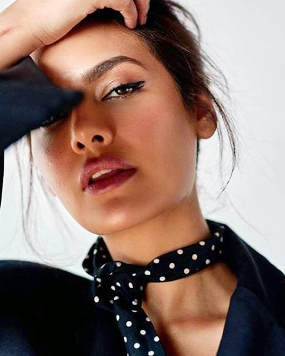 एक्ट्रेस ईशा गुप्ता ने शेयर की स्टनिंग फोटोज, दिया स्पेशल मैसेज