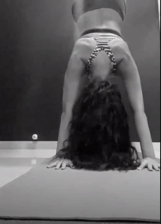 ईशा गुप्ता ने किया परफेक्ट हैंडस्टैंड, योग कर फैन्स को कर रहीं प्रेरित