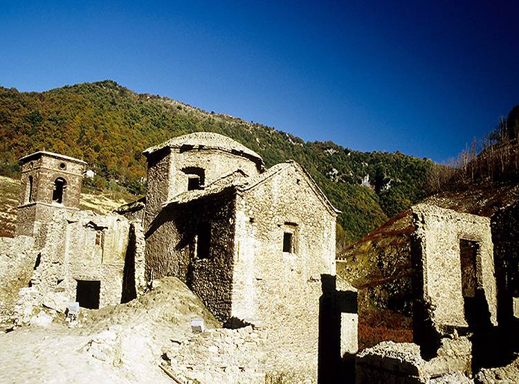 26 साल बाद झील से बाहर आया इटली का ये गांव, इसलिए दफनाया था पानी में