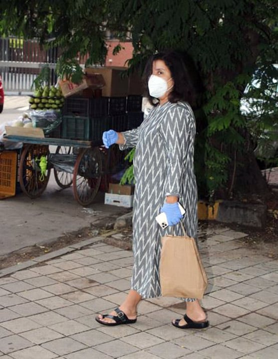 लंबे समय बाद स्पॉट हुए सेलेब्स, सारा ने अपने खास अंदाज में किया नमस्ते