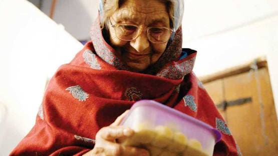 गुलाबो सिताबो: अमिताभ-आयुष्मान से ज्यादा बेगम के चर्चे, कौन हैं फारुख जफर?