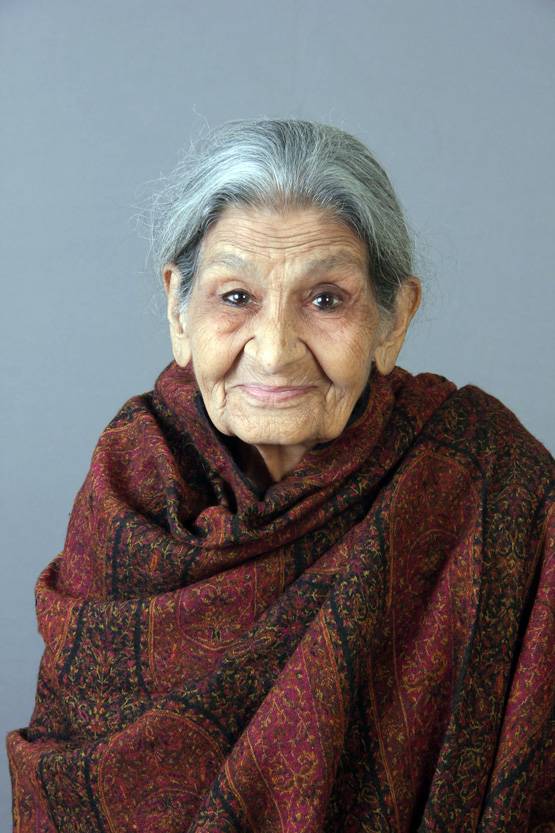 गुलाबो सिताबो: अमिताभ-आयुष्मान से ज्यादा बेगम के चर्चे, कौन हैं फारुख जफर?