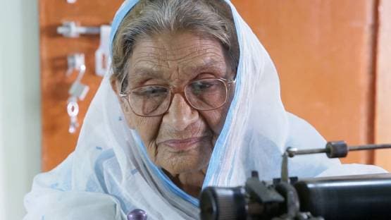 गुलाबो सिताबो: अमिताभ-आयुष्मान से ज्यादा बेगम के चर्चे, कौन हैं फारुख जफर?