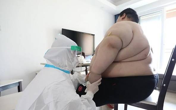 लॉकडाउन में 100 किलो बढ़ा वुहान के इस युवक का वजन, अब 250 के पार