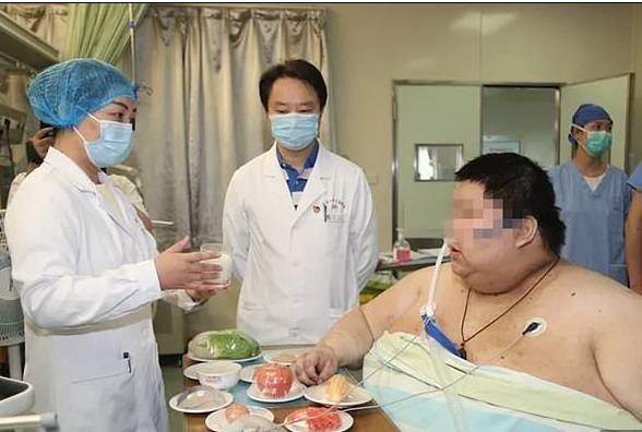 लॉकडाउन में 100 किलो बढ़ा वुहान के इस युवक का वजन, अब 250 के पार