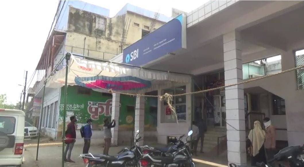 कैशियर ने गर्लफ्रेंड के साथ मिलकर चुरा लिया बैंक से 15 किलो सोना