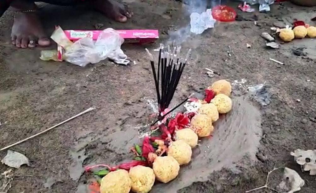 कोरोना पर फैला अंधविश्वास, वायरस भगाने के लिए महिलाओं ने की पूजा