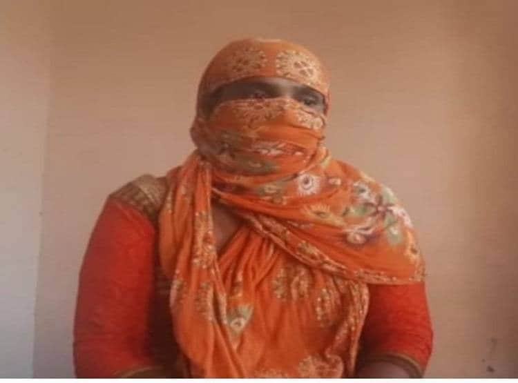 प्रेमी के साथ भाग न जाए लड़की, इसलिए घरवालों ने जंजीर से बांधा