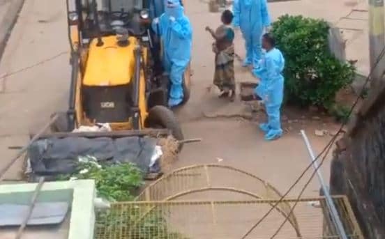 JCB से कोरोना पीड़ितों का शव ले गए श्मशान, भड़के सीएम, दो अधिकारी सस्पेंड